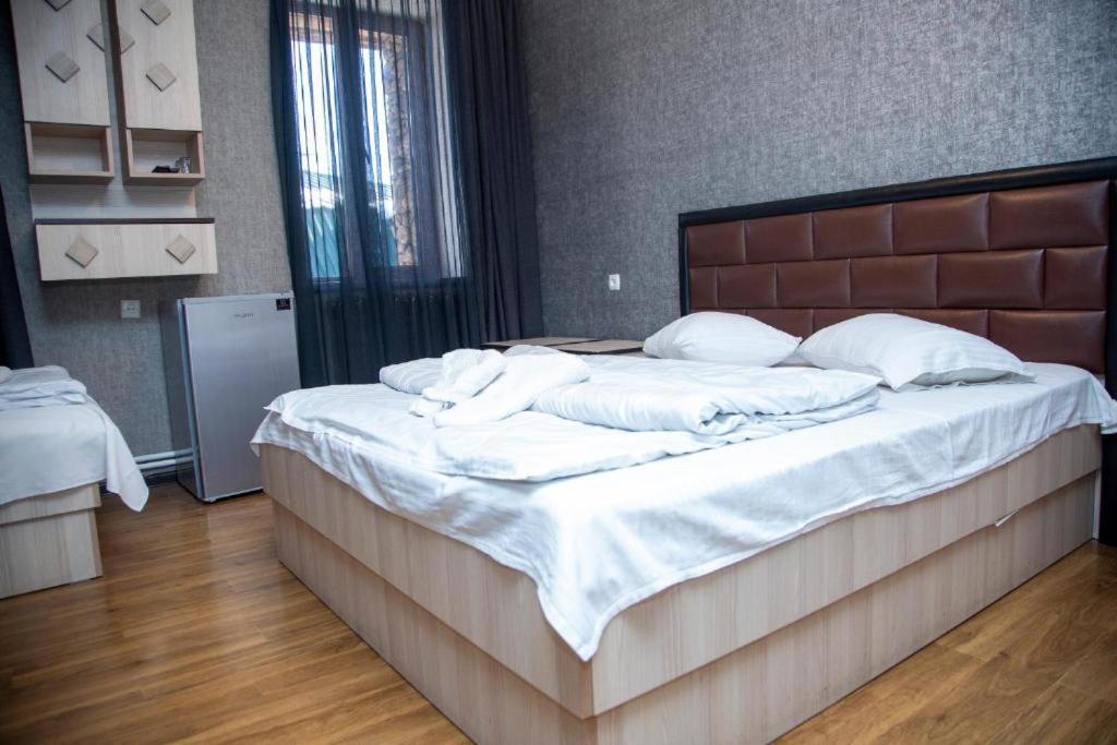 Fish Hotel Akhalkalaki Ngoại thất bức ảnh